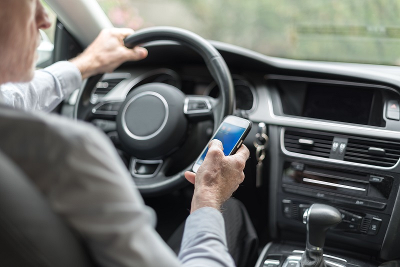 Read more about the article Distracted Driving Accidents: How to Protect Yourself in Kansas City